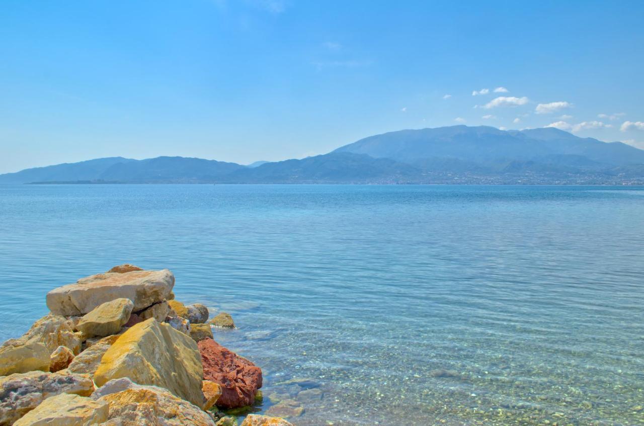 Epipleon Luxury Suites -102- Δωμάτιο 45Τμ Με Βεράντα 35Τμ Μπροστά Στη Θάλασσα Nafpaktos Exterior foto